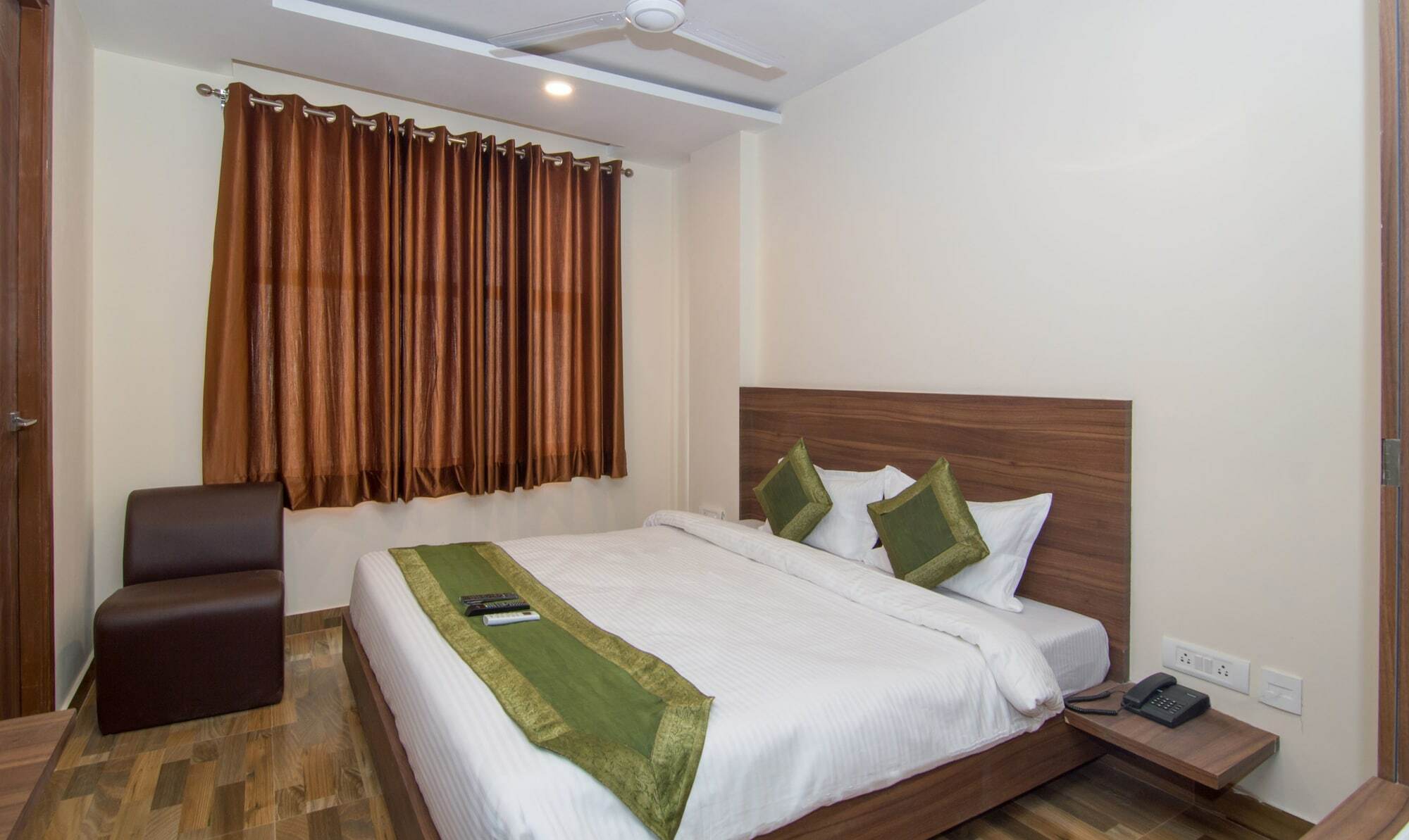 Treebo Trend Bipin International Hotel Лакнау Екстериор снимка