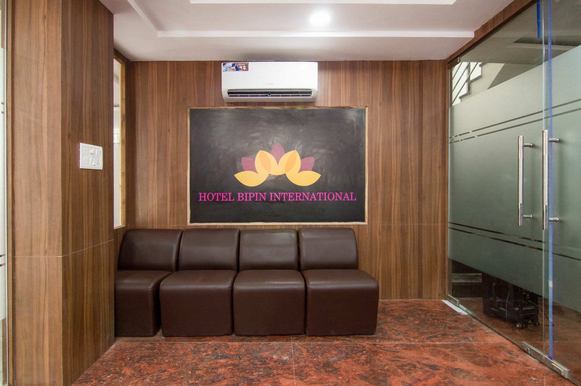 Treebo Trend Bipin International Hotel Лакнау Екстериор снимка